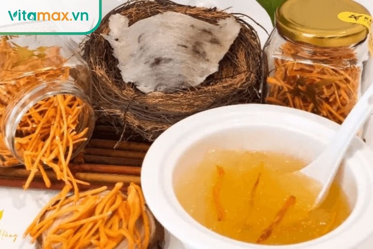 Thố sứ trắng đựng yến chưng đường phèn trong suốt, nhìn rõ sợi yến và nấm đông trùng màu cam.