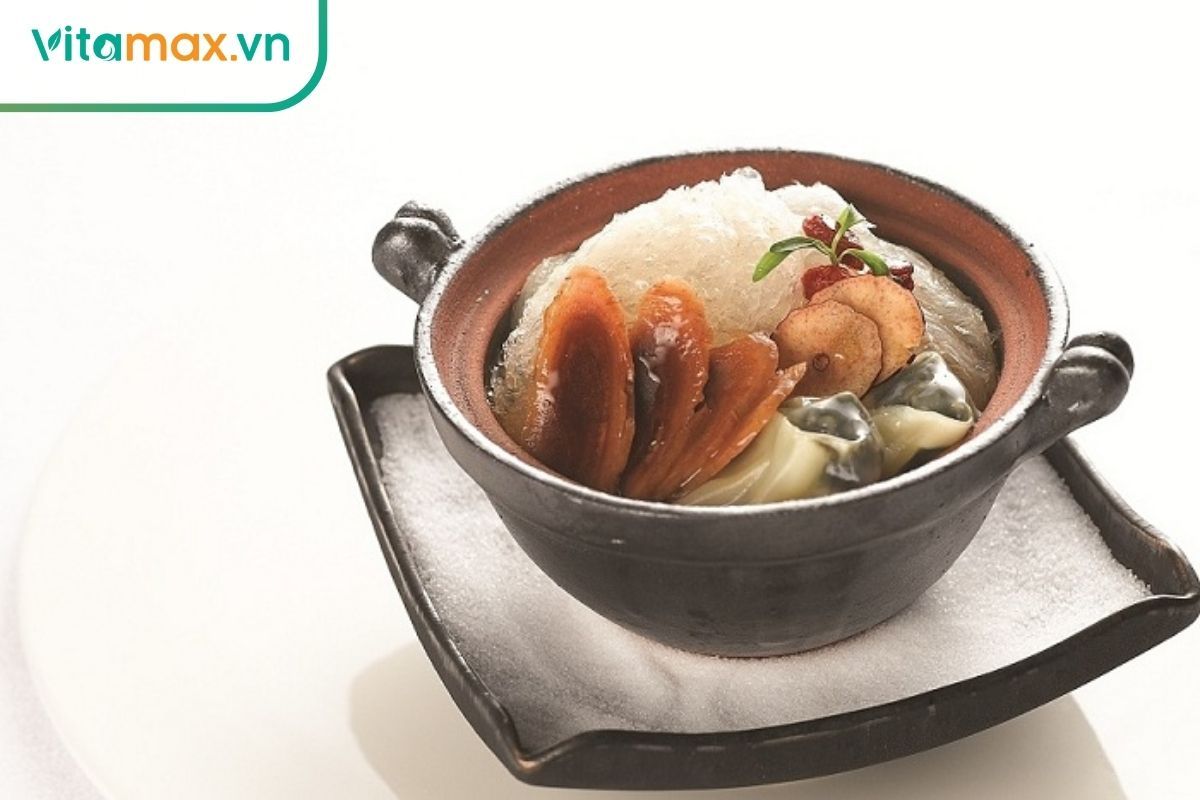 Thố yến chưng đường phèn với lát sâm vàng sang trọng.