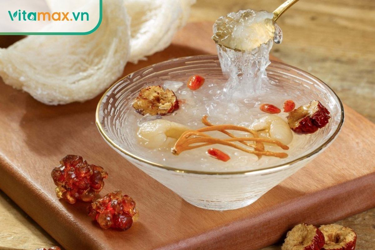 Yến sào chưng táo đỏ, đường phèn bồi bổ sức khỏe cho người suy nhược.